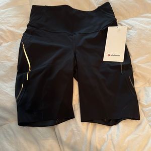 Base Pace High-Rise Reflective 
Short 8"